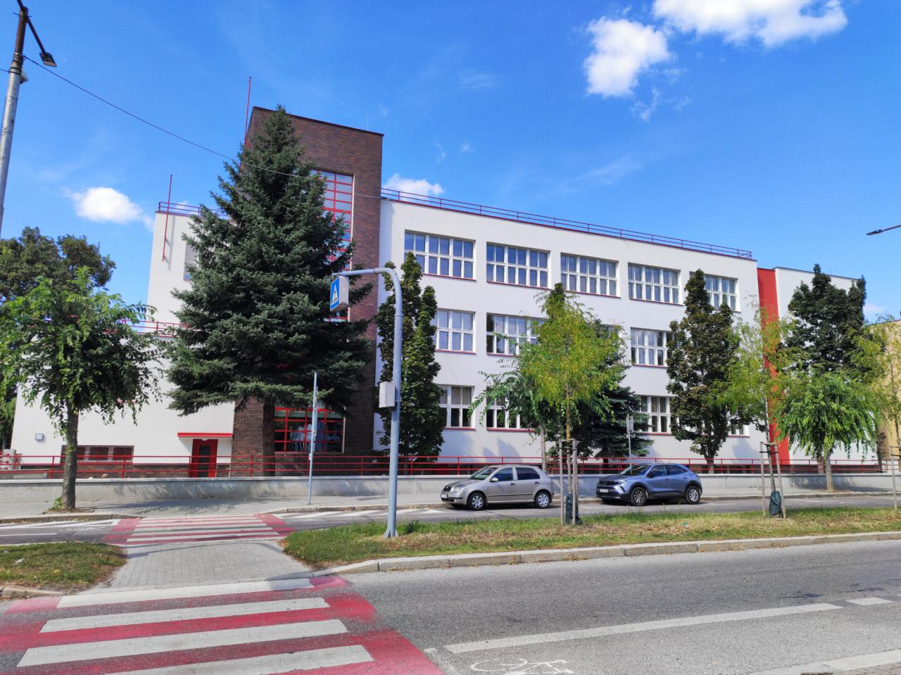 Zväčšiť fotografiu - Budova našej školy